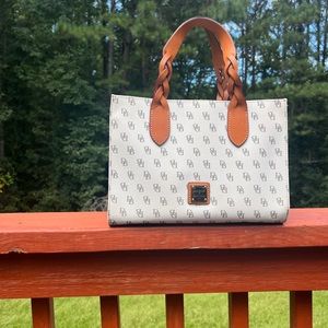 NWOT Dooney and Bourke medium size, tote, pebble leather